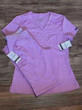Med Couture Women's V-Neck Scrub Top & Pant Set - pink